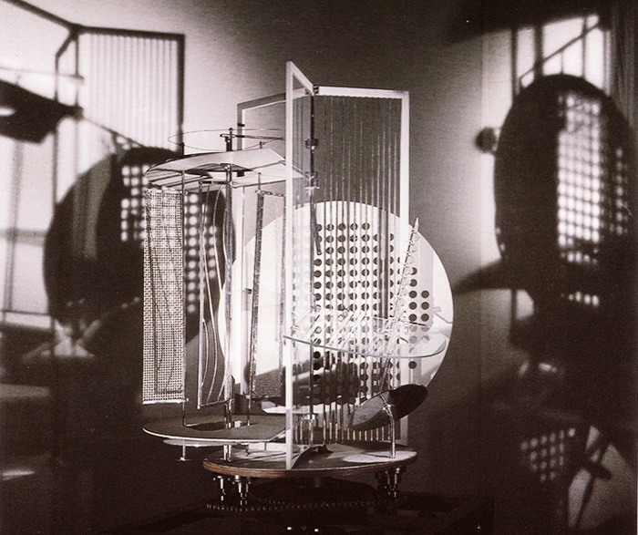 Laszlo Moholy-Nagy (1895–1946), svetlobni eksperiment – Igra svetlobe – črna, bela, siva, 1930