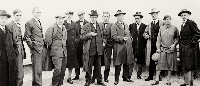 Skupinska fotografija “mojstrov“ šole Bauhaus v Dessauu (1926): od leve proti desni: Josef Albers, Hinnerk Scheper, Georg Muche, László MoholyNagy, Herbert Bayer, Joost Schmidt, Walter Gropius, Marcel Breuer, Wassily Kandinsky, Paul Klee, Lyonel Feininger, Gunta Stölzl in Oskar Schlemmer.
