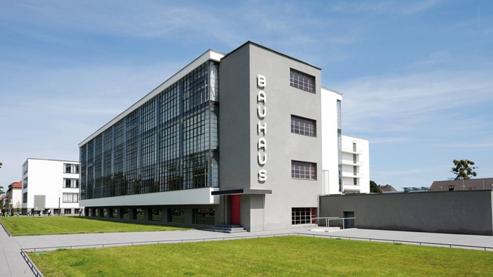 Že v Dessauu je šolsko stavbo z učilnicami, delavnicami, jedilnico in “internatom” sprojektiral Walter Gropius (1883-1969).