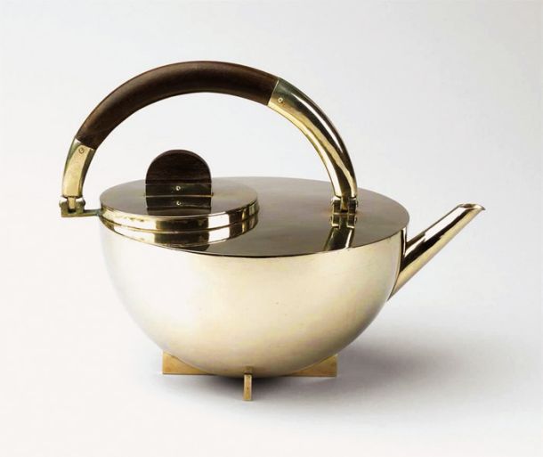 Znameniti čajnik Marianne Brandt ( 1893-1983), ki je delala v kovinski delavnici pri MoholyNagyu. Njeni izdelki so med redkimi, ki so doživeli industrijsko proizvodnjo. 