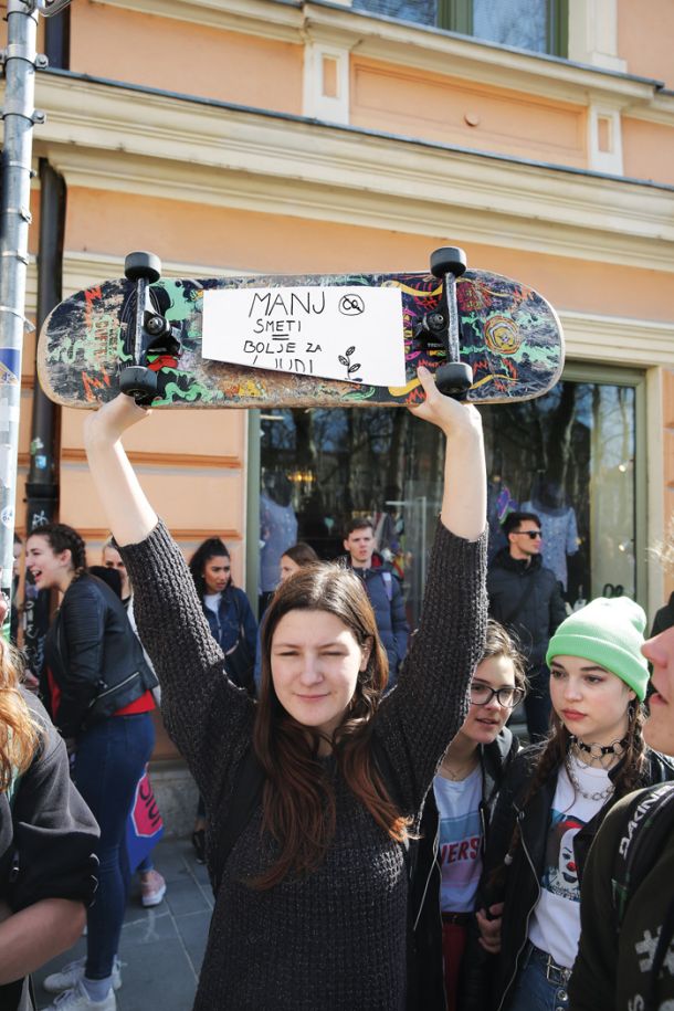 Mladi v Sloveniji zavračajo klasične politične stranke, a to ne pomeni, da jih politika ne zanima. Nasprotno, 15. marca so se v Sloveniji zgodili množični protesti. Mladi so od politike zahtevali, naj hitreje izvršuje zaveze Pariškega podnebnega sporazuma. 