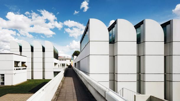Bauhaus arhiv so leta 1979 končno preselili v Berlin v stavbo, ki jo je načrtoval Walter Gropius. Dokončana je bila po njegovi smrti in žal so njegov izvorni načrt spremenili. Tako se  končna izvedba kar v veliki meri razlikuje od Gropiusove vizije. 
