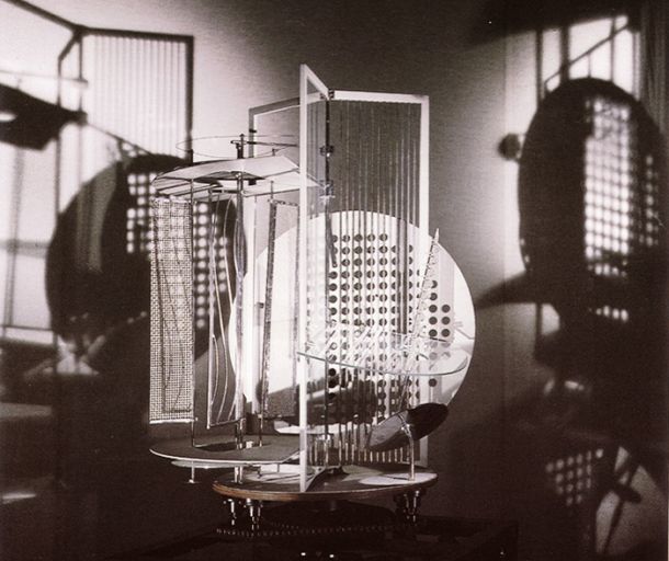 Laszlo Moholy-Nagy (1895–1946), svetlobni eksperiment – Igra svetlobe – črna, bela, siva, 1930 