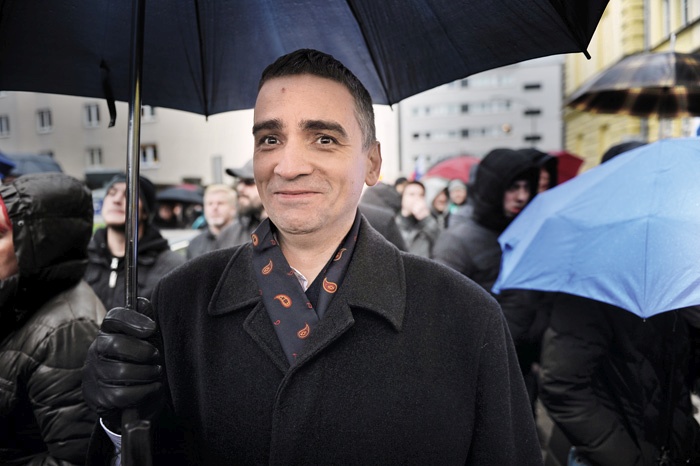 Primer št. dva: Bernard Brščič na demonstracijah pred samskim domom na ljubljanski Kotnikovi, kjer so nastanjeni prosilci za azil