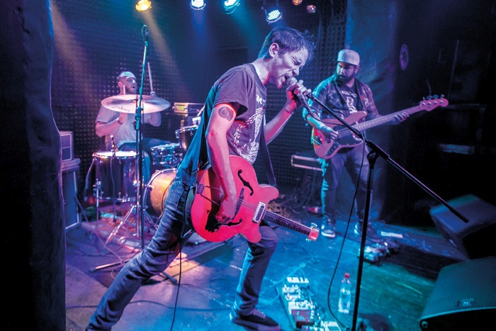 Nastop zasedbe Kal Marks je ponudil intenzivnost, glasnost, kričavost, navidezno kaotičnost in hkrati vrhunsko uigranost.