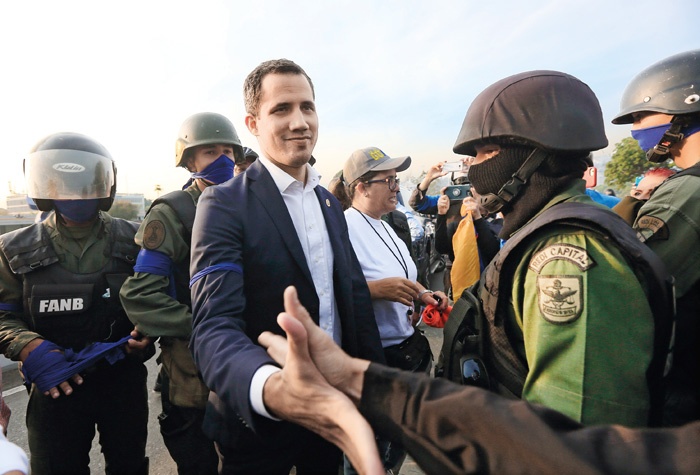 Juan Guaidó, ki ga je kot predsednika Venezuele prepoznala tudi slovenska vlada, je poskušal konec aprila zanetiti vstajo, a mu ni uspelo 