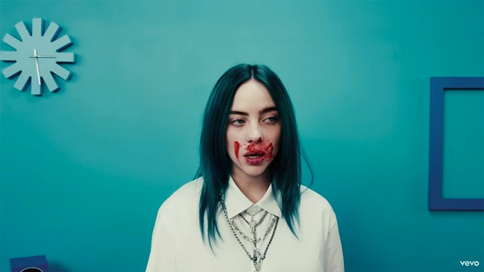 Privlačnost glasbe Billie Eilish ni v njeni čudaškosti, odklonskosti ali eksplicitnosti, ampak v njeni dostopnosti.