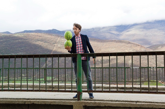 Driton Selmani (tudi na fotografiji): They say you can’t hold two watermelons in one hand / Pravijo, da ne moreš držati dveh lubenic v eni roki, 2012. 