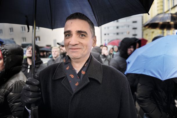 Primer št. dva: Bernard Brščič na demonstracijah pred samskim domom na ljubljanski Kotnikovi, kjer so nastanjeni prosilci za azil 