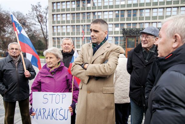 Primer št. ena: Bernard Brščič pred državnim zborom na shodu proti globalnemu sporazumu o migracijah 