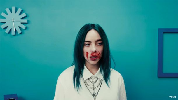 Privlačnost glasbe Billie Eilish ni v njeni čudaškosti, odklonskosti ali eksplicitnosti, ampak v njeni dostopnosti. 