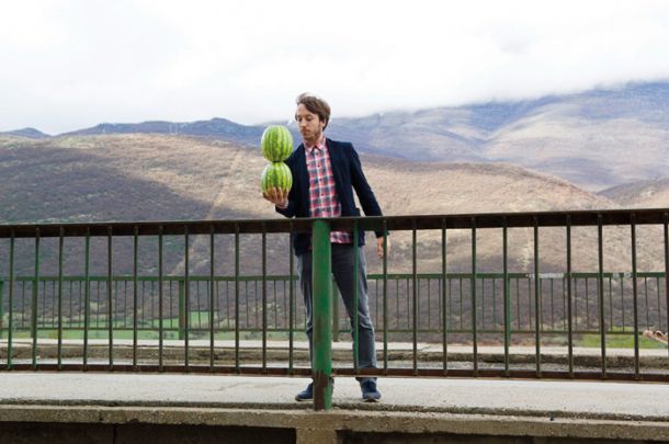 Driton Selmani (tudi na fotografiji): They say you can’t hold two watermelons in one hand / Pravijo, da ne moreš držati dveh lubenic v eni roki, 2012. 