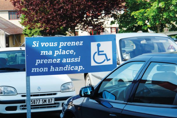 Opozorilo iz Francije: če mi prevzameš (parkirni) prostor, prevzemi še moj hendikep.