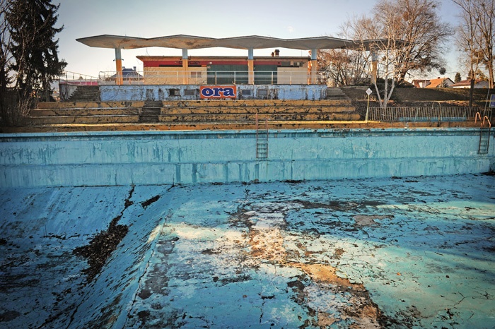 Veliki bazen v parku je bil dolga leta ob poletjih središče življenja v kraju. Danes se spreminja v ruševino, lastniki, med njimi sta občina in skupina Sava, pa se ne morejo zediniti, kaj bi z njim. 