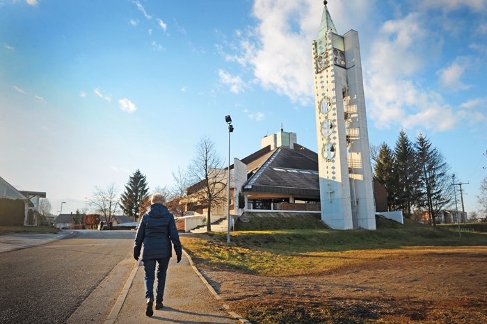 Radenci so značilna občina na obrobju, katere prebivalcem se zdi, da jih uveljavljena politika zapostavlja. Leljakovi volivci in volivke so povečini kmečki ljudje iz okolice, naselje Radenci pa je podprlo njegovega protikandidata Emila Šmida iz stranke SD. (Na fotografiji leta 1986 zgrajena cerkev sv. Cirila in Metoda) 