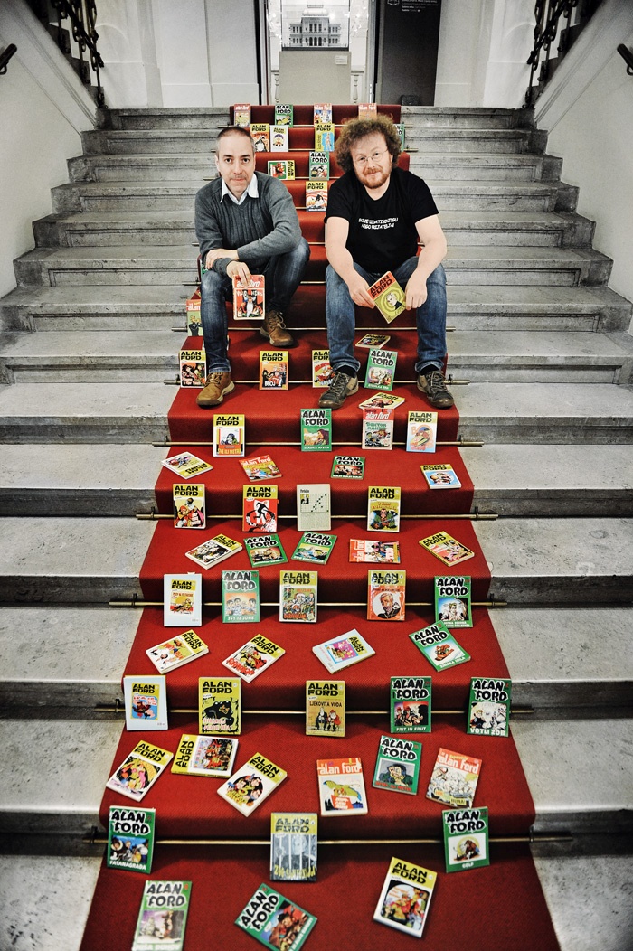 Samo Pureber in Rok Glavan med pripravljanjem razstave v Narodni galeriji