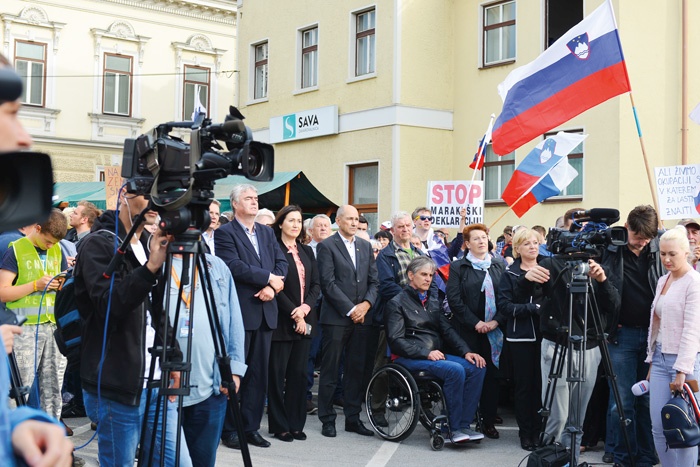 Vrh stranke SDS na čelu s predsednikom Janezom Janšo in evropskim poslancem Milanom Zverom na »civilnodružbenem« protipriseljenskem shodu v Črnomlju. 11. maj 2019