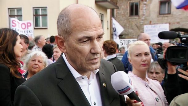 Predsednik SDS Janez Janša na shodu proti migrantskim centrom na naši južni meji 