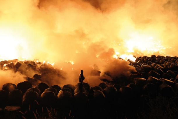 Požar na območju družbe Ekosistemi v Straži pri Novem mestu, 21. julij 2017.  7500 ton ožganih odpadkov še danes čaka na odvoz. 