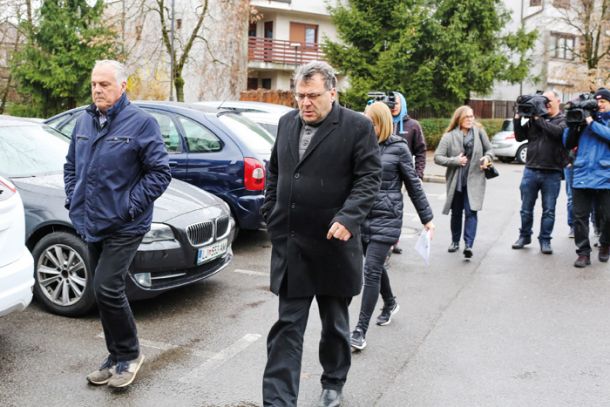 Sodnik Zvjezdan Radonjić med rekonstrukcijo poti med domom osumljenega Milka Novića (levo na fotografiji) in krajem zločina (zadaj za njimi tožilka Blanka Žgajnar) 