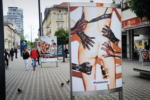 Plakat Katarine Stegnar na Slovenski ulici v Ljubljani, #hatebetter, sovraži bolje, sovraži drugače 