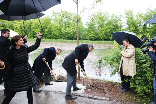 Predsednik republike Borut Pahor in britanski princ Edward sadita drevo 