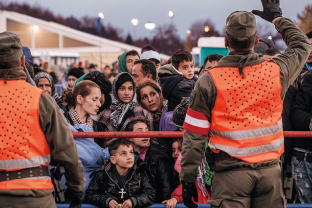 Prizor z avstrijske strani meje v času množičnih migracij konec leta 2015 