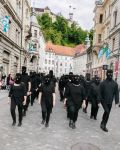Marširanje v Ljubljani. Performans Jana Rozmana z naslovom »Desna leva«, v katerem se loteva vprašanja militarizacije družbe in zastraševanja.
