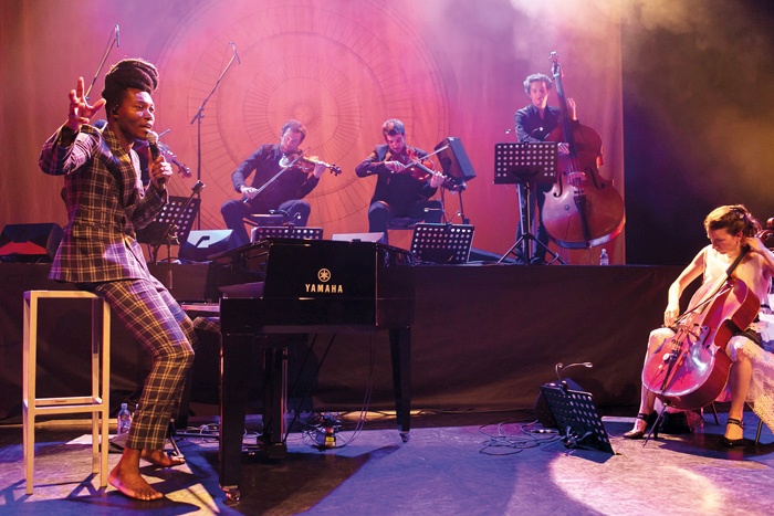 Benjamin Clementine (levo) in njegov Parisian String Quintet, ki ga je sestavil s čelistko Barbaro Le Liepvre (desno).