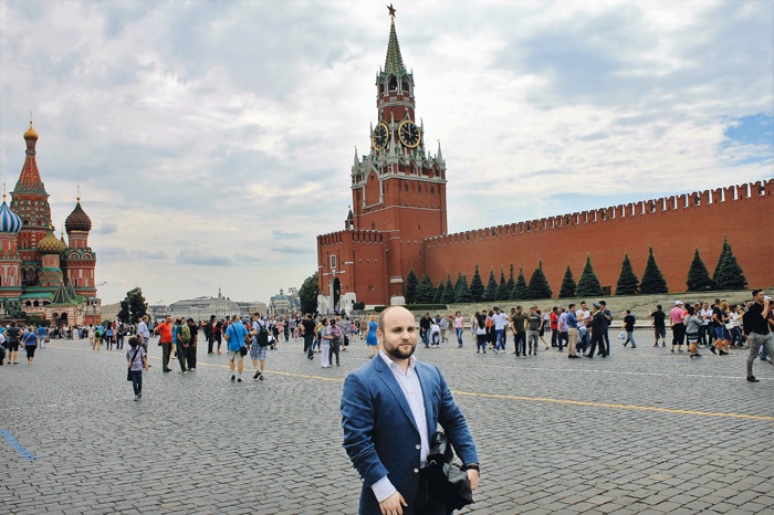 Kupljena skrajno desna Alternativa za Nemčijo: njen poslanec Markus Frohnmaier je njen posrednik pri poslih z Rusijo.