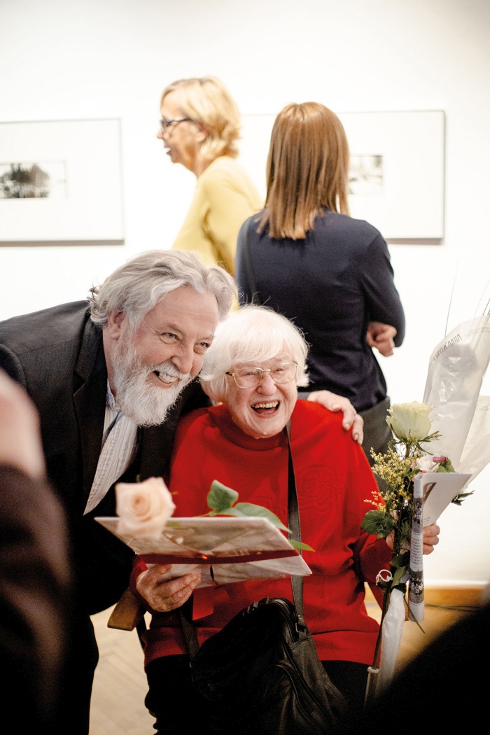 Na otvoritvi je bila Zora Plešnar seveda v središču pozornosti, z njo se je želel fotografirati tudi mag. Gorazd Ivan Gumzej, predavatelj na mariborski Fakulteti za naravoslovje in matematiko.