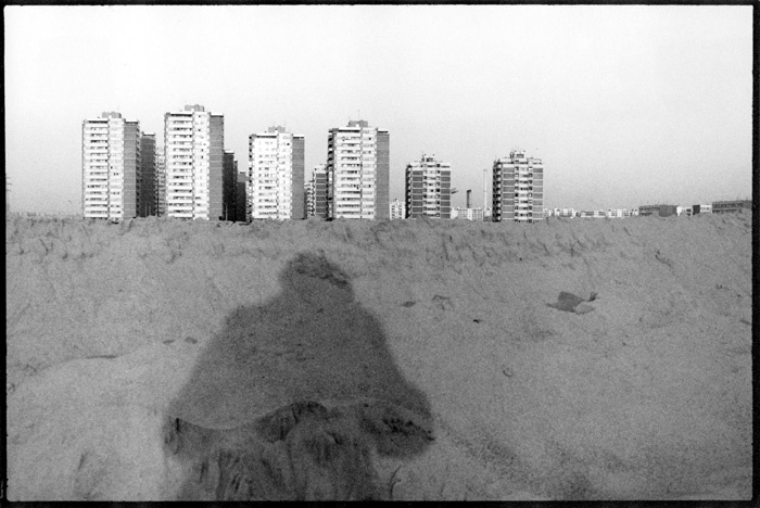 Kompozicijo cikla Rojstvo mesta, ki je poetični dokument novega predela Beograda, je gradila v dveh planih in nastale so podobe nove dobe, nadrealni privid boljšega življenja.