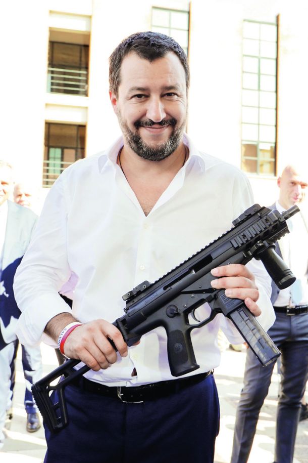Matteo Salvini, vodja skrajno desne italijanske Lige, ujet pri dogovorih z ruskimi posredniki o ilegalnem sponzoriranju volilne kampanje pred evropskimi volitvami.  