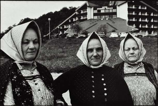 Portret treh sester je posnela leta 1976 in se uvršča med njene uspešnejše portrete odraslih.