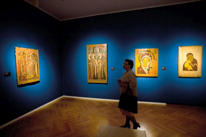 Modra soba na razstavi v Mestnem muzeju kot ena izmed “modernističnih “ intervencij v razstavni prostor. Za izhodišče so vzeli nekatere abstraktne slike evropskega slikarstva. Modra barva, kot modra Yvesa Kleina.