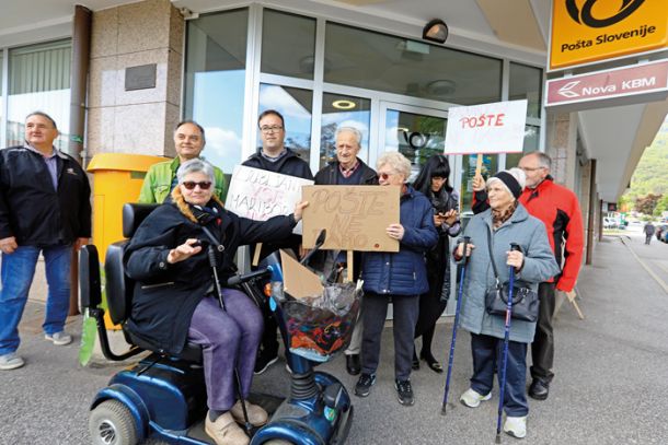 Nedavni protest krajanov proti predvidenemu zaprtju pošte v Radvanju pod Pohorjem 