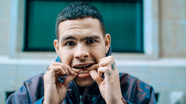 Slowthai na prvencu prepriča z eksplicitnostjo in ostrino brez vulgarnosti, z mobilizacijskim zagonom in družbenim angažmajem brez etikete piarovskega aktivizma.