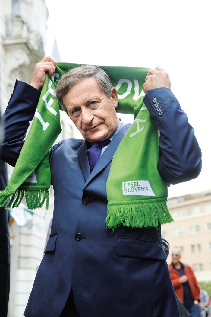 Karl Erjavec v tej bitki ne more zmagati. A če izgubi, utegne s seboj potegniti še kak kos države.  