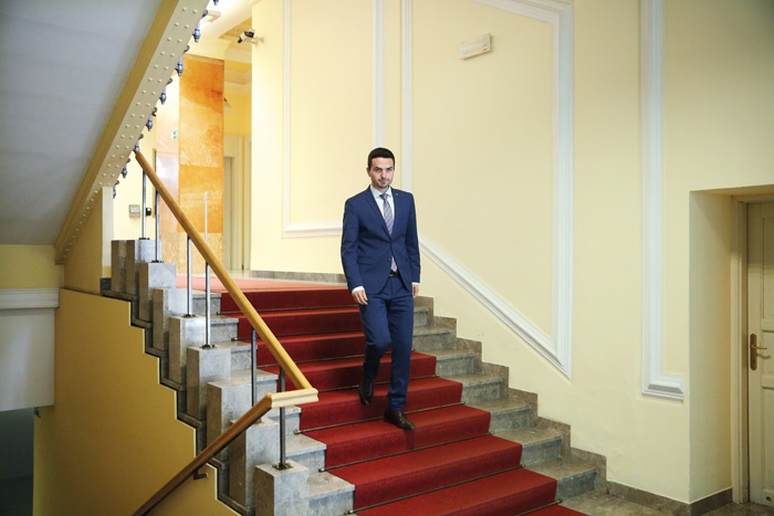 Matej Tonin je po štirih letih iz naftalina potegnil prisluškovalno afero. Je cilj višja varnostna kultura v Sloveniji ali zrušitev Erjavca za vsako ceno? 