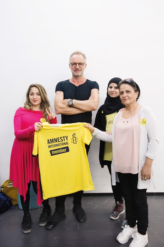 Sting z Mariam Vakas in njenima hčerkama Sulaf in Azhar. Vse tri so v Slovenijo prišle pred dvema letoma v okviru evropske relokacijske sheme