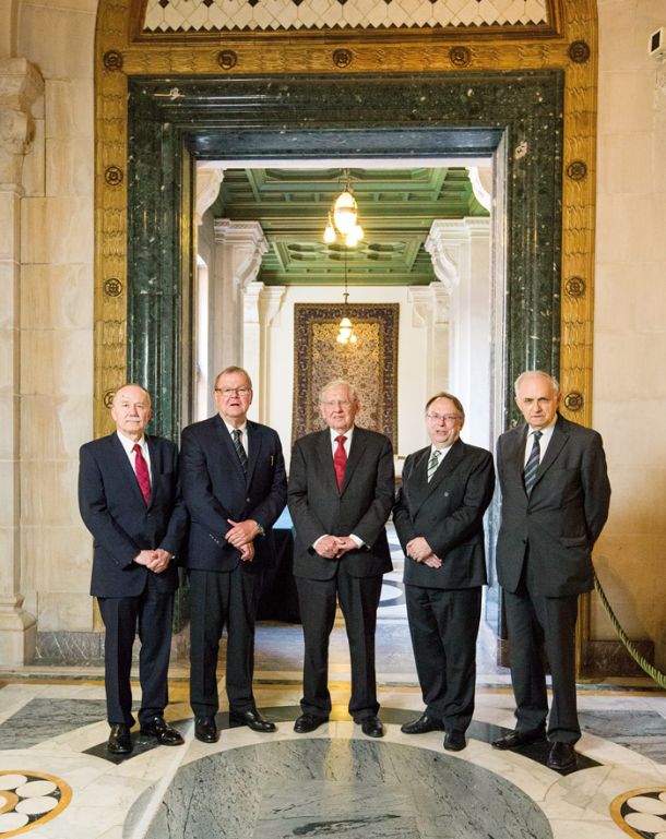 Prva ekipa arbitražnega sodišča: (od leve) Slovenec Jernej Sekolec, Bruno Simma, Gilbert Guillaume, Vaughan Lowe in najboljši sosed Budislav Vukas. 