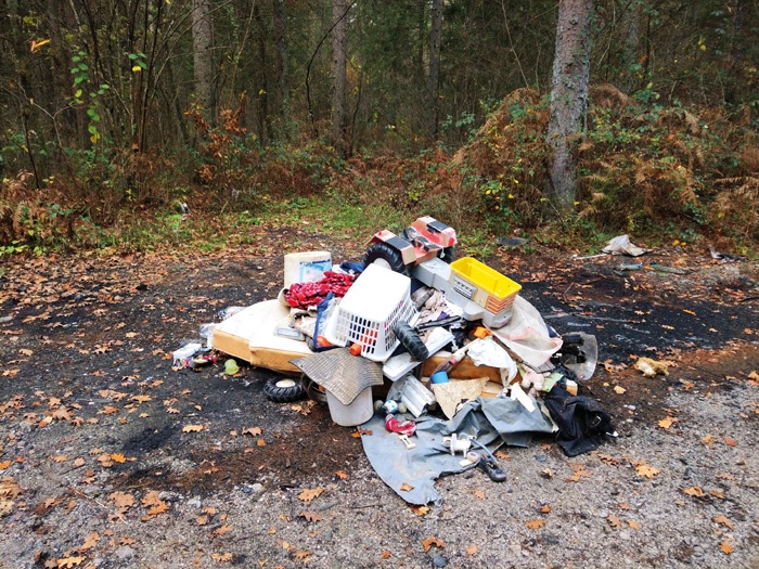 Smeti, ki jih v naravi odlagajo tam živeči ljudje