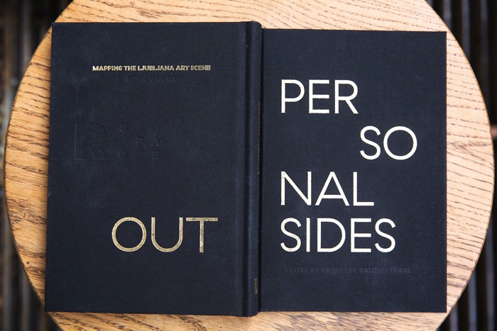 Knjiga Personal Outsides zapolnjuje pomembno vrzel v slovenskem umetniškem prostoru, saj umetniki, ki niso del establišmenta, velikokrat dolgo ne dobijo pozornosti, ki bi jo zaslužili.