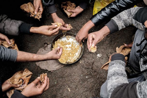 Migrantski obrok pri Bihaču v Bosni. Želja vsakega na fotografiji je priti v Evropo. Na tej poti je Slovenija.