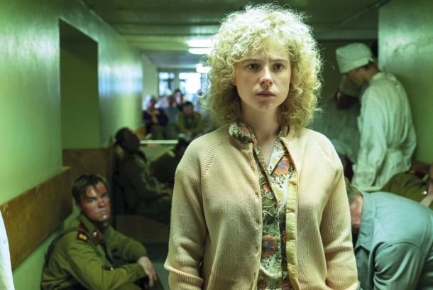 Vasilij Ignatenko, požrtvovalni gasilec, v bolnišnici dobesedno razpade, Ljudmila (Jessie Buckley), njegova žena “čudežno” preživi, a nekaj mesecev kasneje rodi (njunega) otroka, ki po štirih urah – zaradi posledic radiacije – umre.