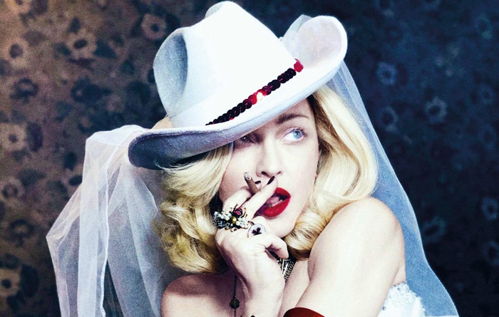 Madame X je zabavno razmetan, na trenutke čuden projekt, pri katerem meja med (samo) ironijo in prostodušno pravičniškimi sporočili ni vedno jasna.