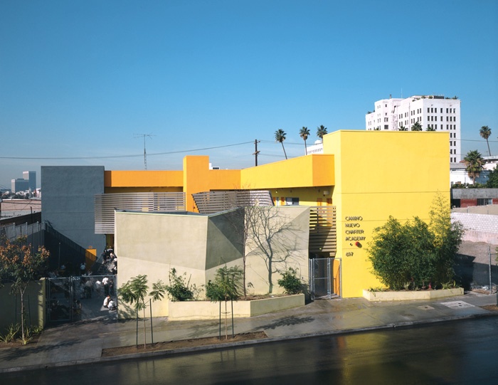 Osnovna šola Camino Nuevo v enem od revnejših predmestij Los Angelesa, projekt biroja Kevin Daly Architects, je nastala s predelavo nedokončane stavbe nakupovalnega središča. /