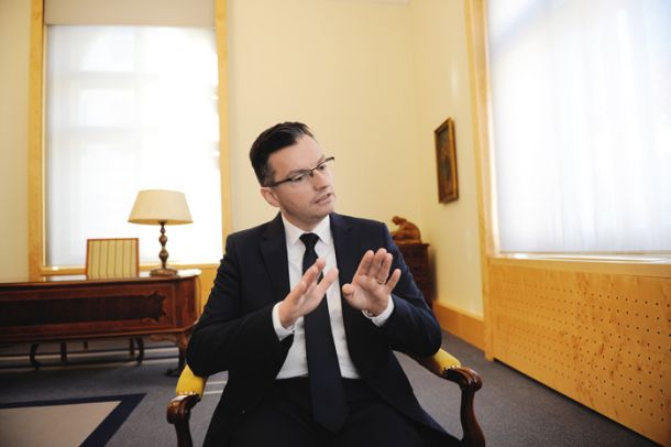 Predsednik vlade Marjan Šarec prodaje Abanke ni ustavil 
