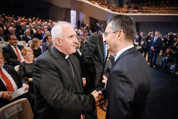 Ljubljanski nadškof metropolit Stanislav Zore in predsednik slovenske vlade Marjan Šarec 