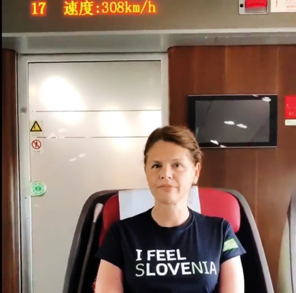 Alenka Bratušek, ministrica za promet, na hitrem vlaku na Kitajskem